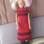 Barbiedukke klær: Strikket kjole Barbiedukke klær: Strikket kjole